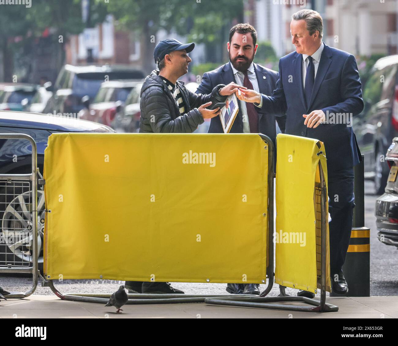 Londra, Regno Unito. 12 maggio 2024. Lord Cameron, David Cameron, Segretario di Stato per gli affari Esteri, Commonwealth e sviluppo, firmano autografi prima della BBC per i programmi della domenica mattina. Crediti: Imageplotter/Alamy Live News Foto Stock