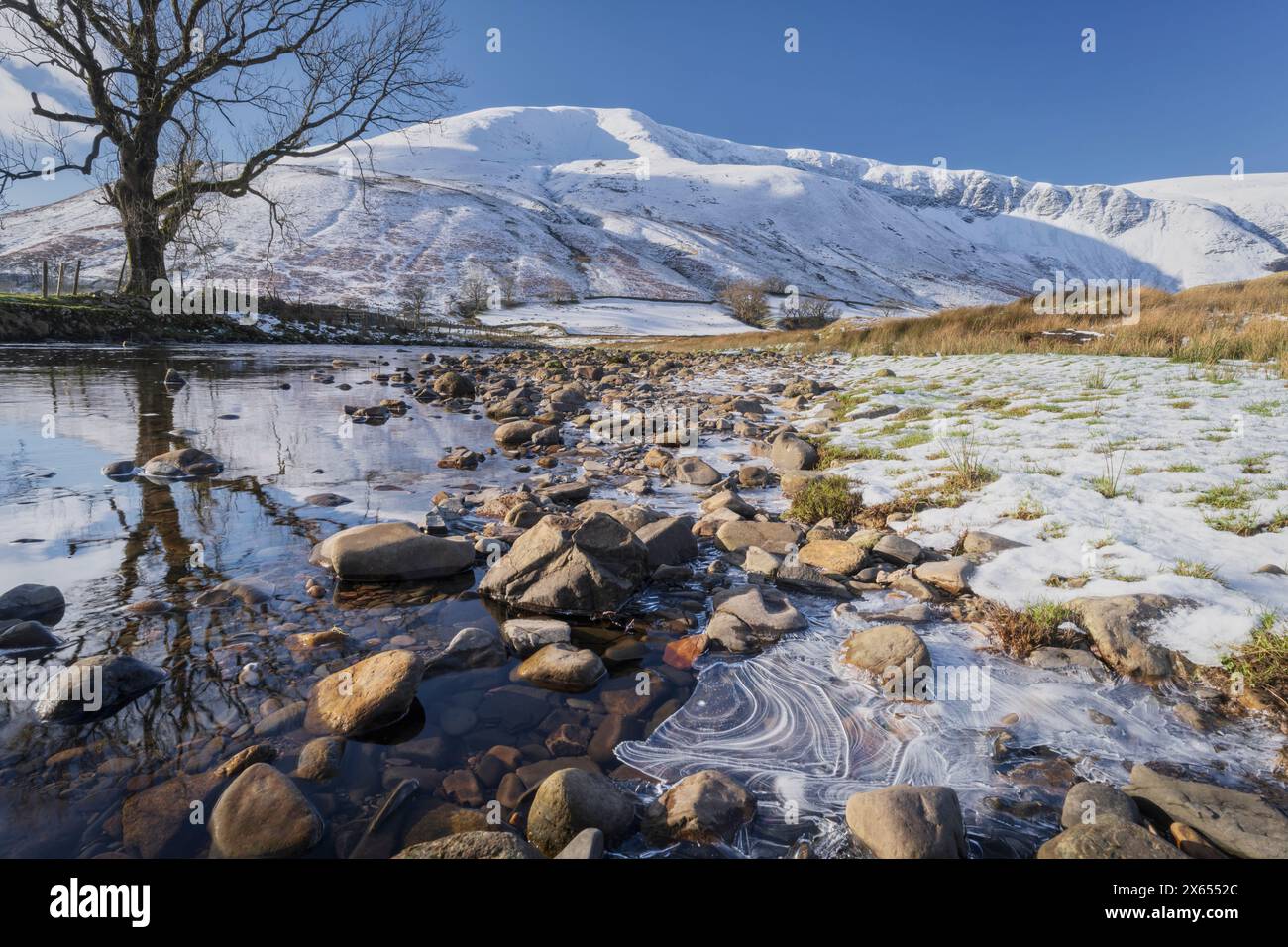 Fiume Rawthey e Howgill Fells in inverno, Cumbria, Regno Unito Foto Stock