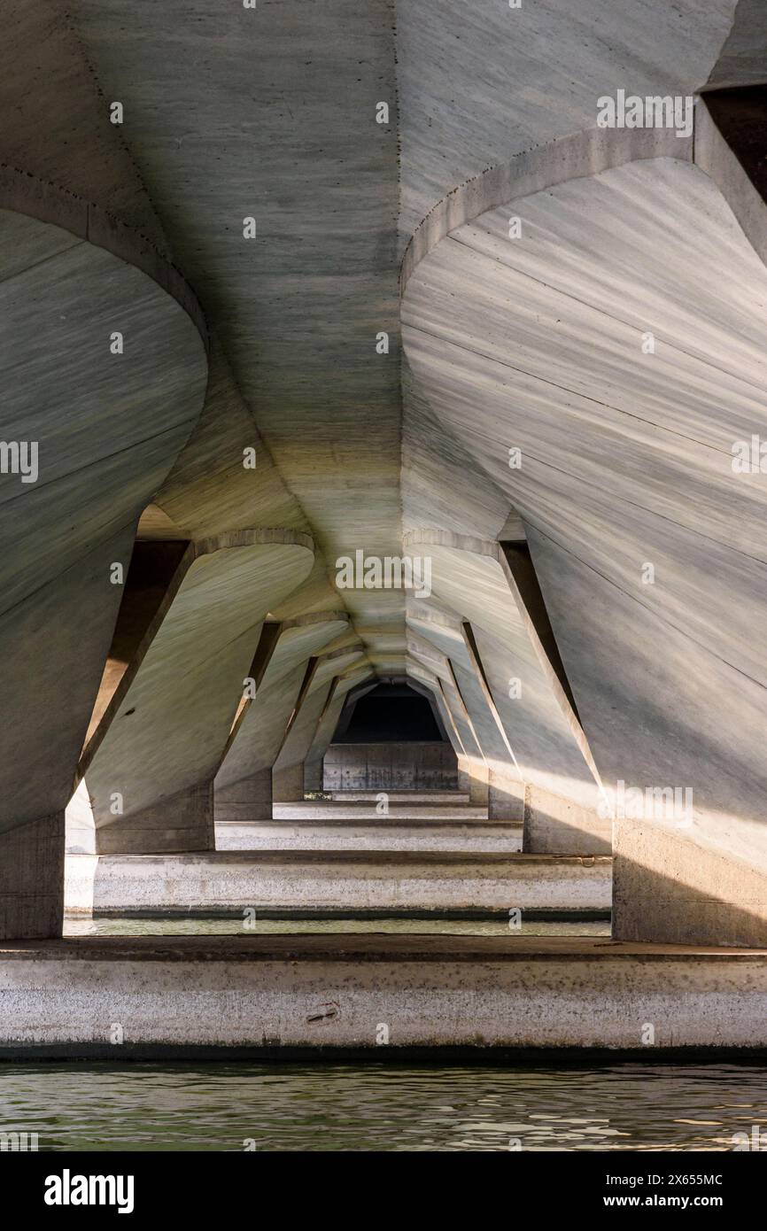 Supporti in cemento sotto l'Esplanade Bridge di Singapore Foto Stock
