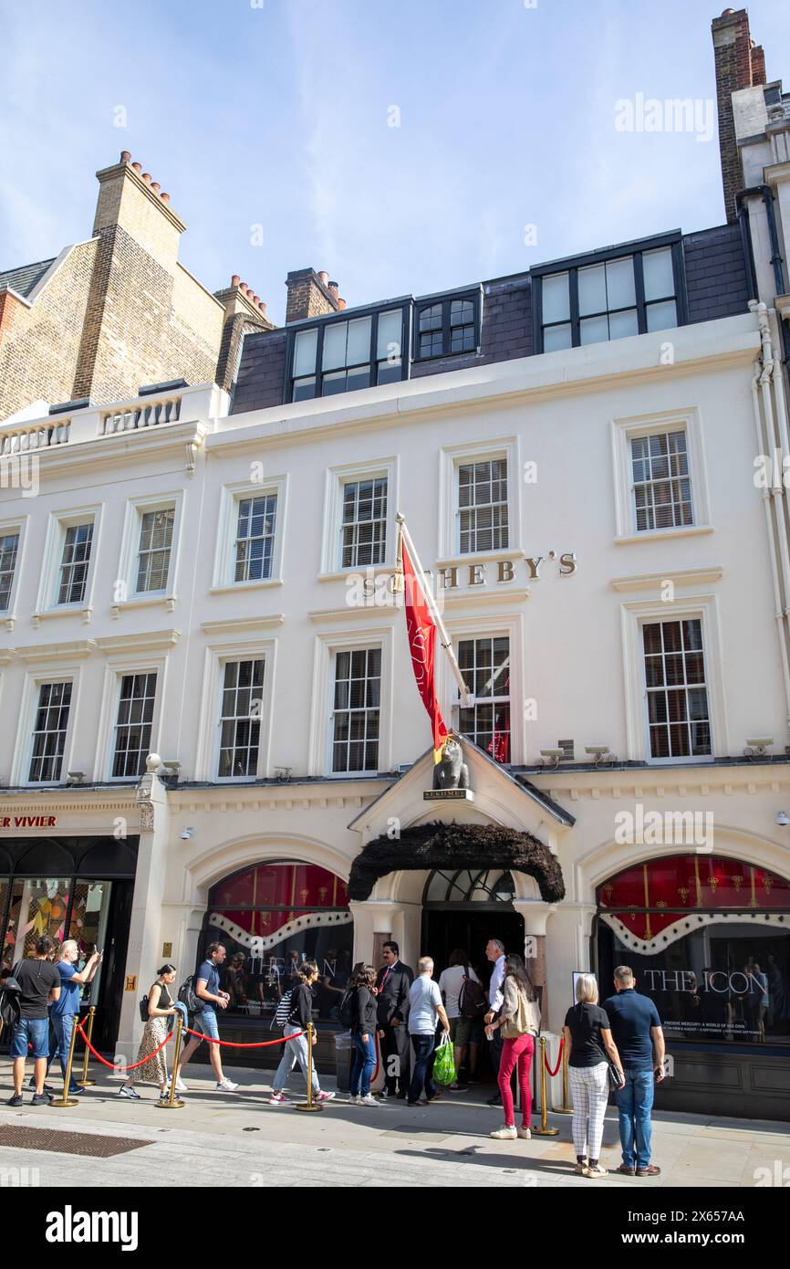 Sotherbys Freddie Mercury, mostra di un mondo a sé stante New Bond Street, la gente fa la fila per entrare a Sothebys per vedere la collezione privata prima dell'asta Foto Stock