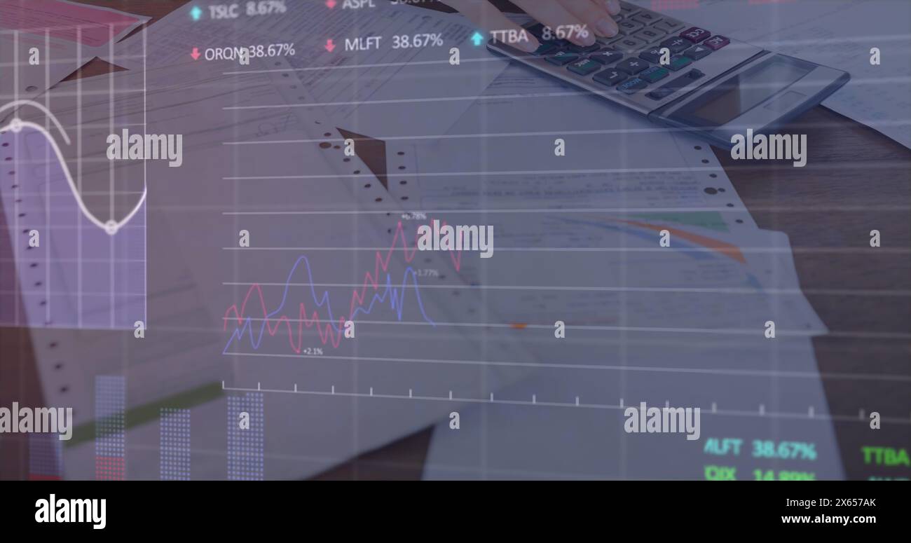 Immagine di dati finanziari e grafici sulle mani del caucasico utilizzando calcolatrice e documenti Foto Stock