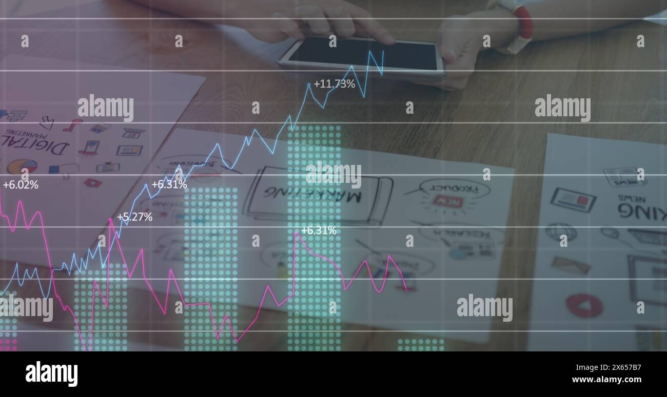 Immagine di dati finanziari e grafici sulle mani del caucasico utilizzando tablet Foto Stock