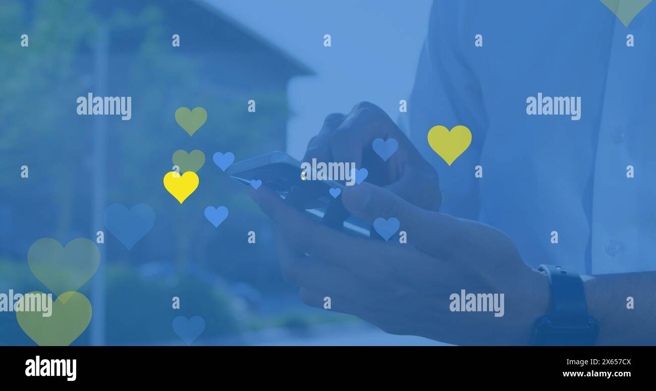 Un giovane maschio birazziale adulto con i capelli scuri sta usando lo smartphone Foto Stock