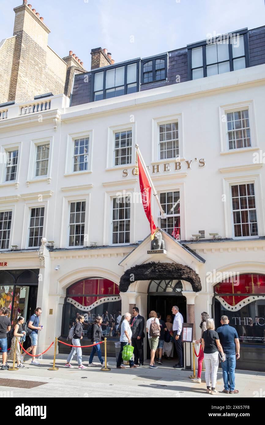 Sotherbys Freddie Mercury, mostra di un mondo a sé stante New Bond Street, la gente fa la fila per entrare a Sothebys per vedere la collezione privata prima dell'asta Foto Stock