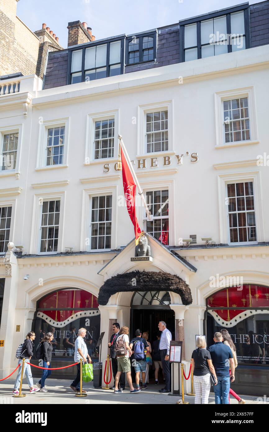 Sotherbys Freddie Mercury, mostra di un mondo a sé stante New Bond Street, la gente fa la fila per entrare a Sothebys per vedere la collezione privata prima dell'asta Foto Stock