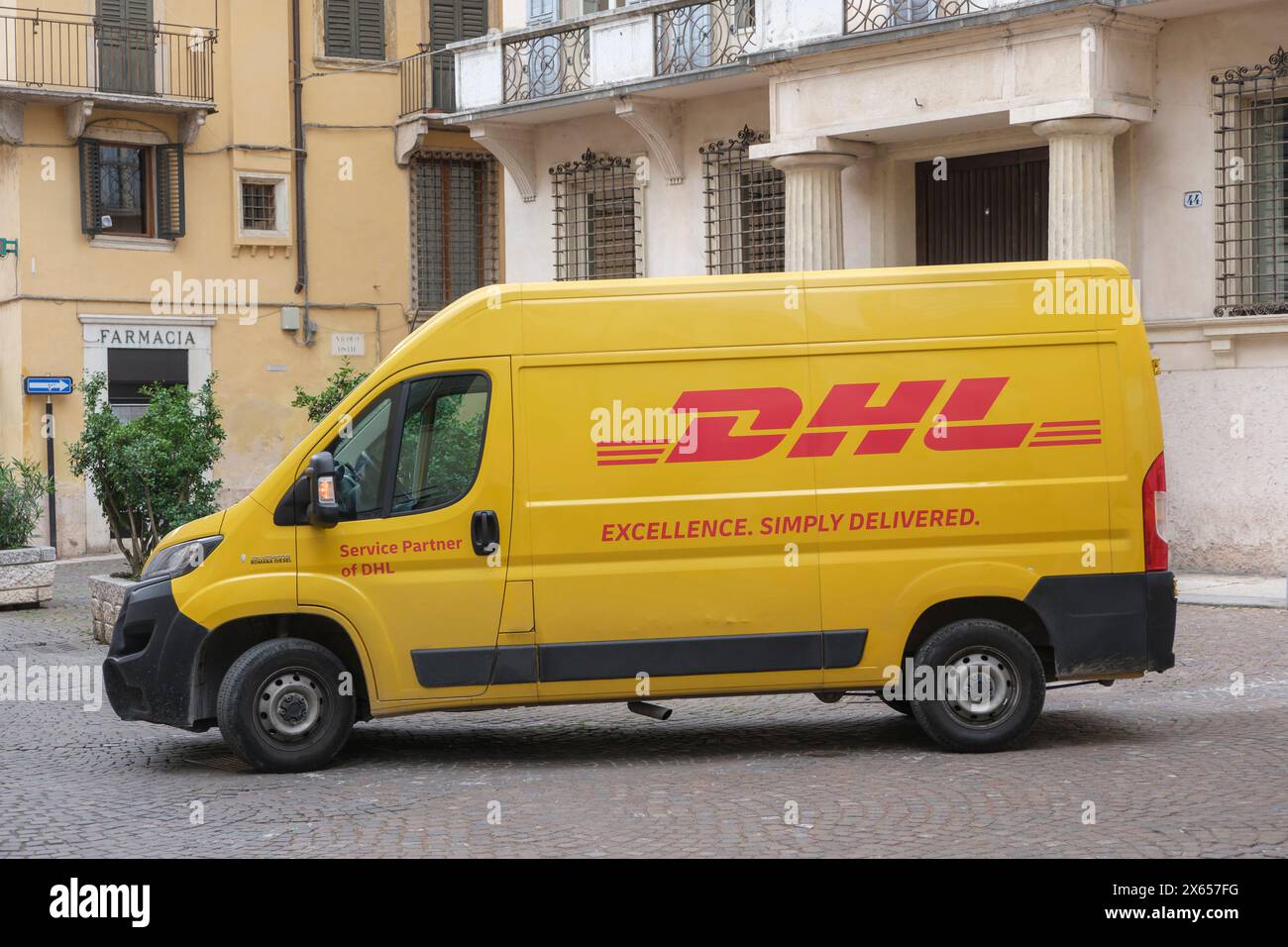 Consegna veicolo DHL a Verona, Italia Foto Stock