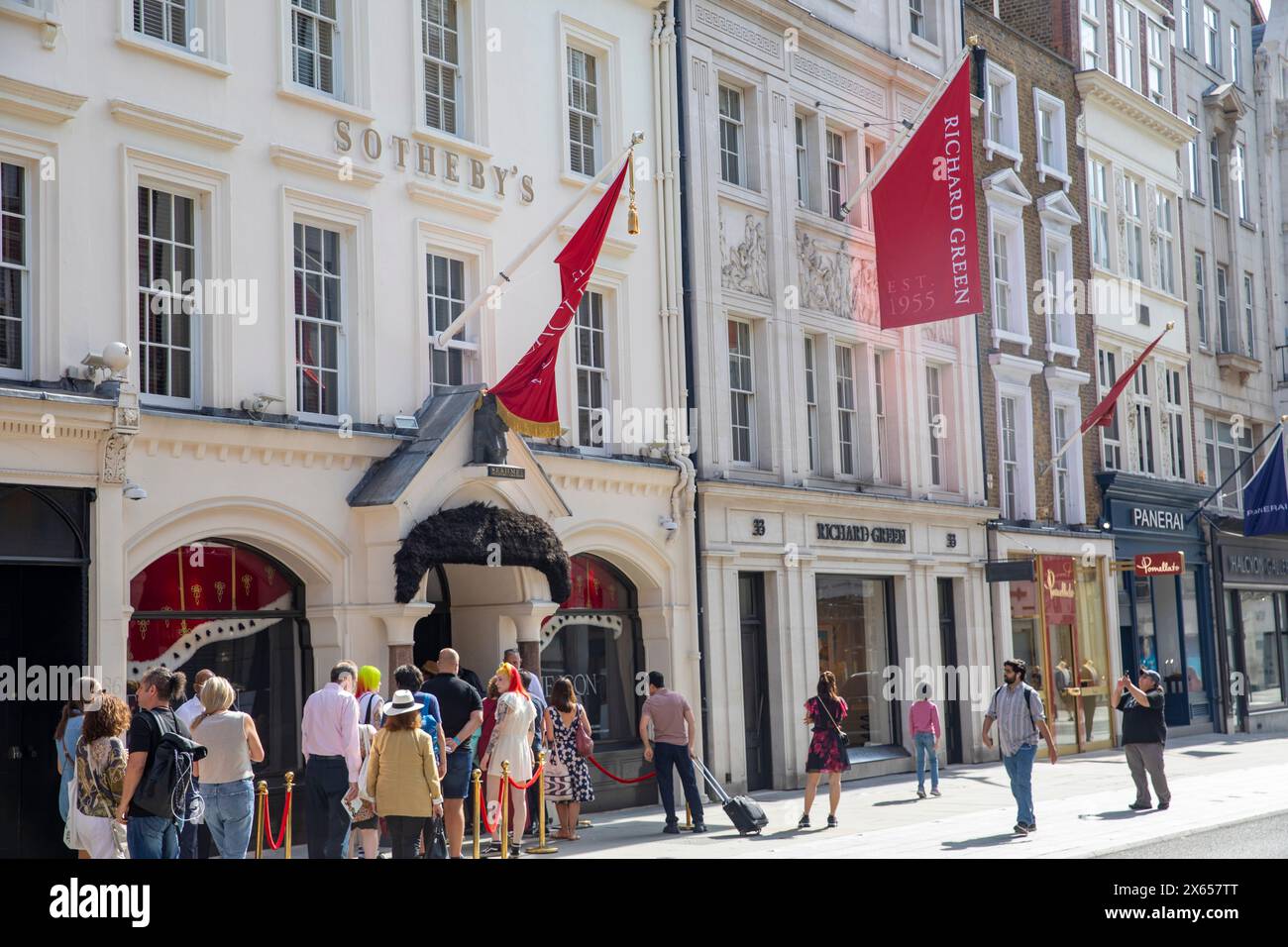 Sotherbys Freddie Mercury, mostra di un mondo a sé stante New Bond Street, la gente fa la fila per entrare a Sothebys per vedere la collezione privata prima dell'asta Foto Stock