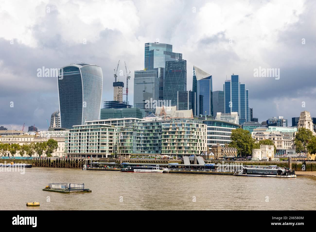 Skyline della città di Londra, grattacieli alti in città The Scalpel, 22 Bishopsgate, Walkie Talkie Building, Tower 42, Londra, Inghilterra, Regno Unito Foto Stock