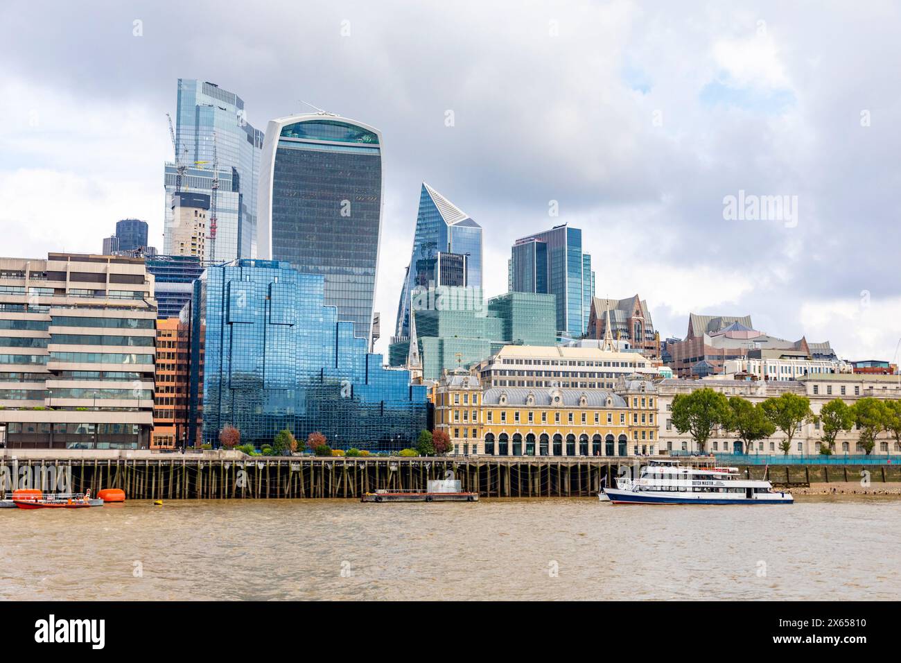 Architettura della città di Londra, grattacieli ed alti edifici per uffici, Londra, Inghilterra, Regno Unito Foto Stock