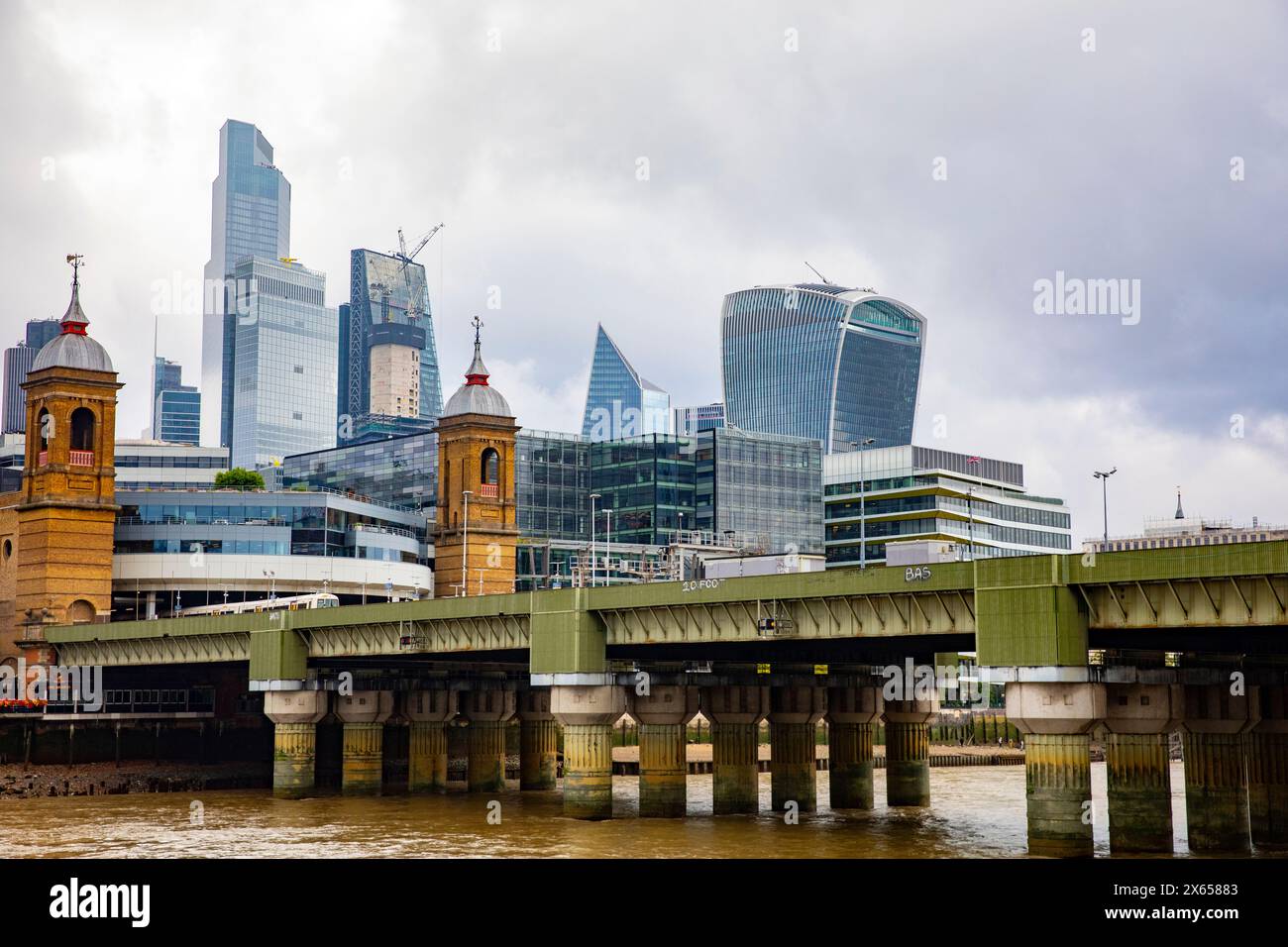 Architettura della città di Londra, grattacieli ed alti edifici per uffici, Londra, Inghilterra, Regno Unito Foto Stock
