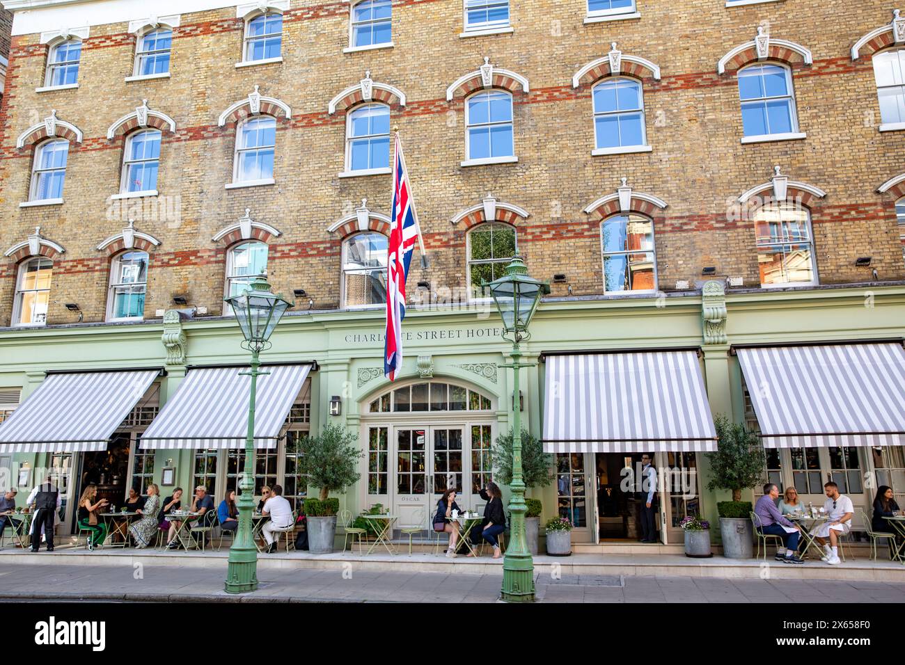 Charlotte Street hotel, 5 stelle nel centro di Londra Fitzrovia con ospiti seduti fuori a pranzare, Londra, Inghilterra, Regno Unito, 2023 Foto Stock