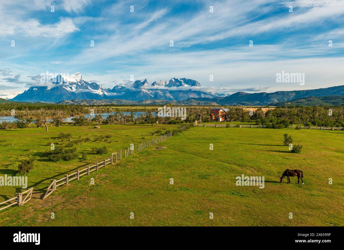 Vette di Cuernos e Torres del Paine con fiume Serrano e cavallo, parco nazionale Torres del Paine, Patagonia, Cile. Foto Stock