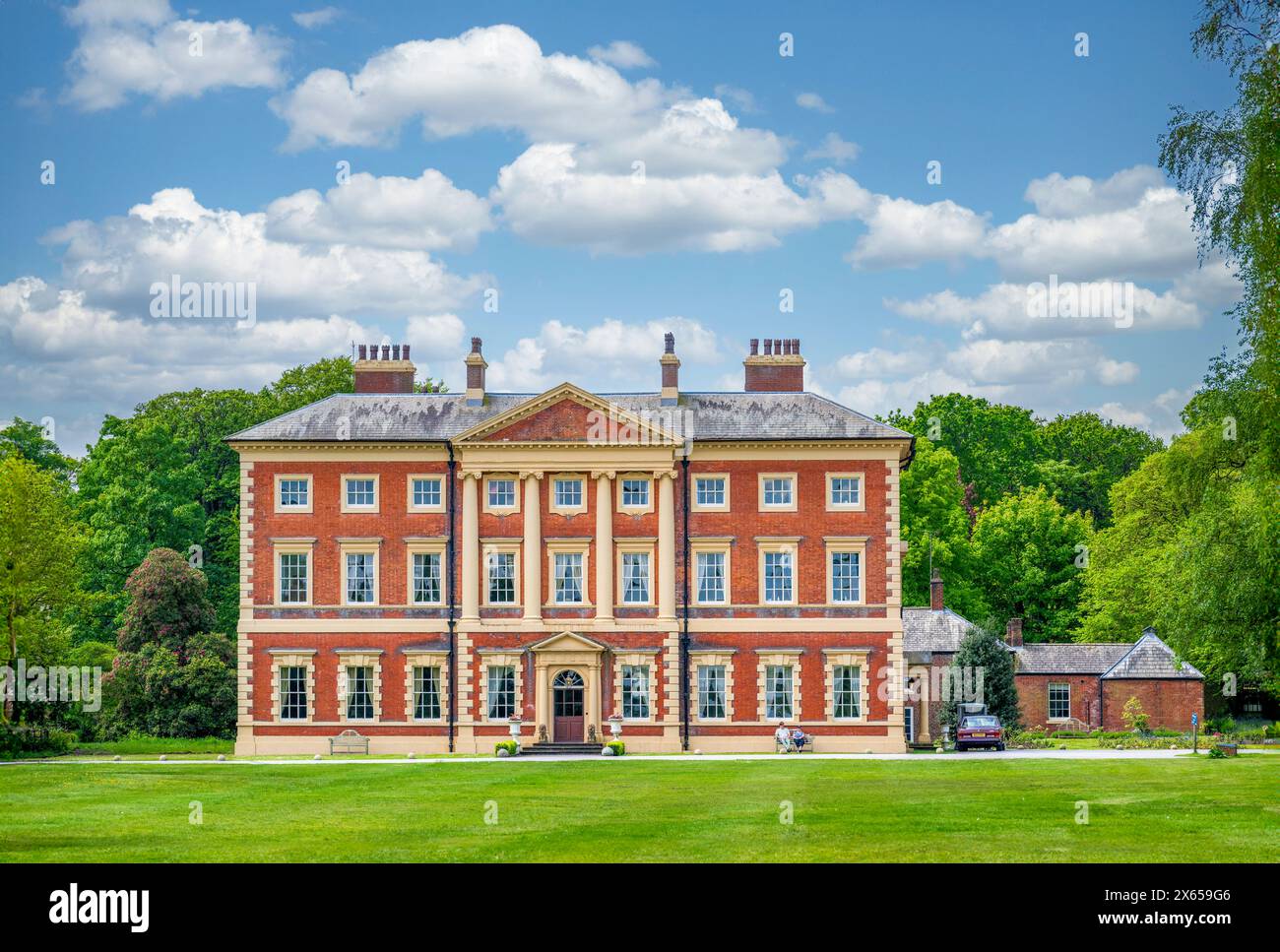 La vista frontale dell'imponente Lytham Hall, edificio classificato di grado 1 a Lytham, Lancashire, Regno Unito Foto Stock