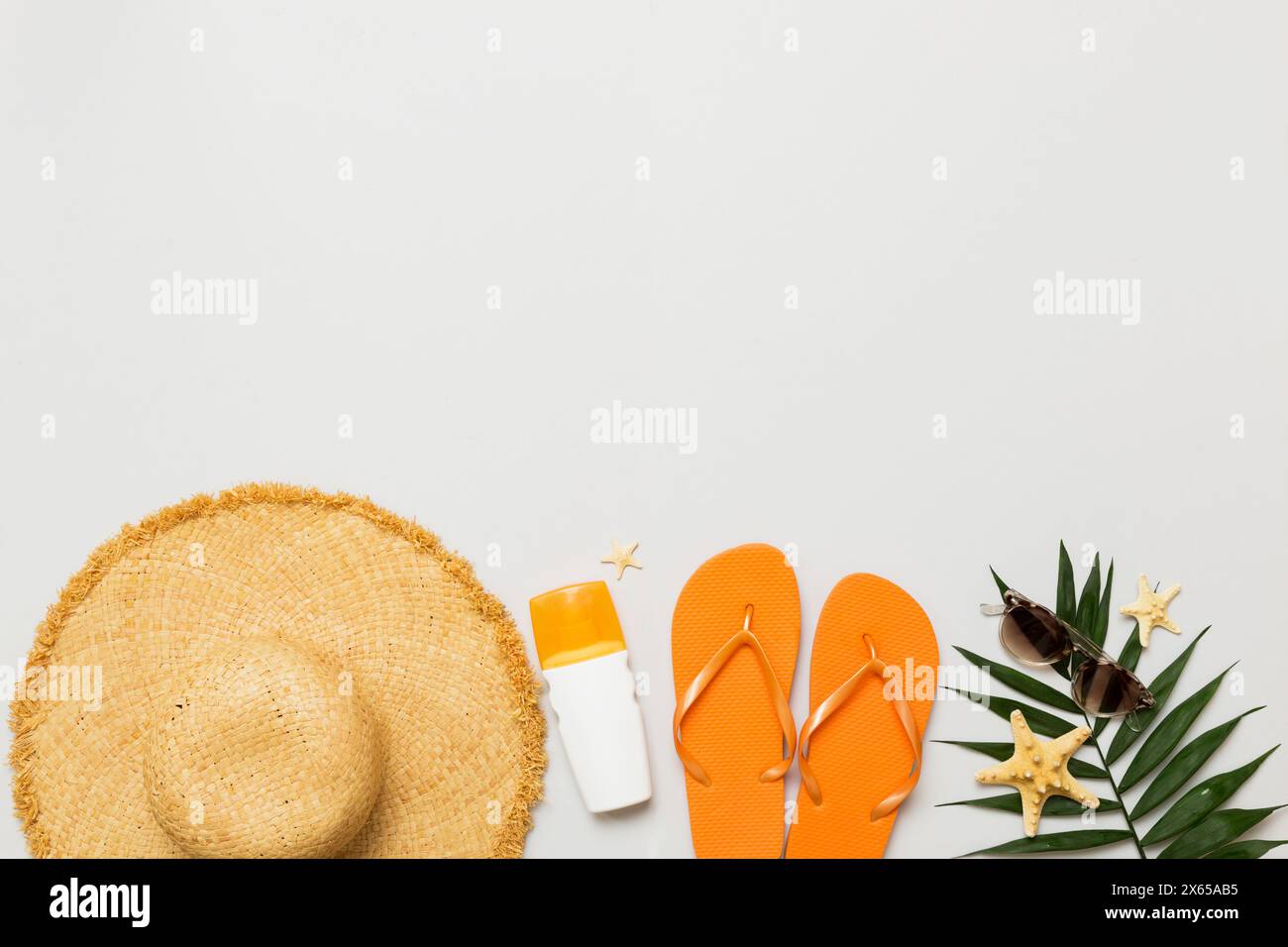 Concetto di viaggio o vacanza con vista dall'alto. Composizione con eleganti accessori da spiaggia su sfondo colorato, vista dall'alto. Piatto alla moda da spiaggia, aperto per l'estate Foto Stock