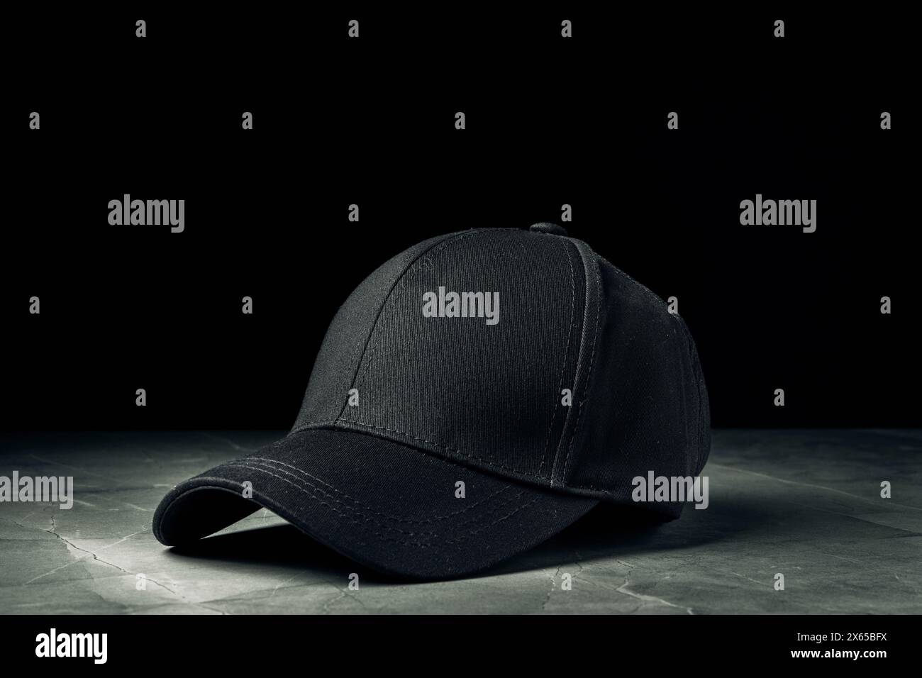 Cappellino da baseball su sfondo nero Foto Stock
