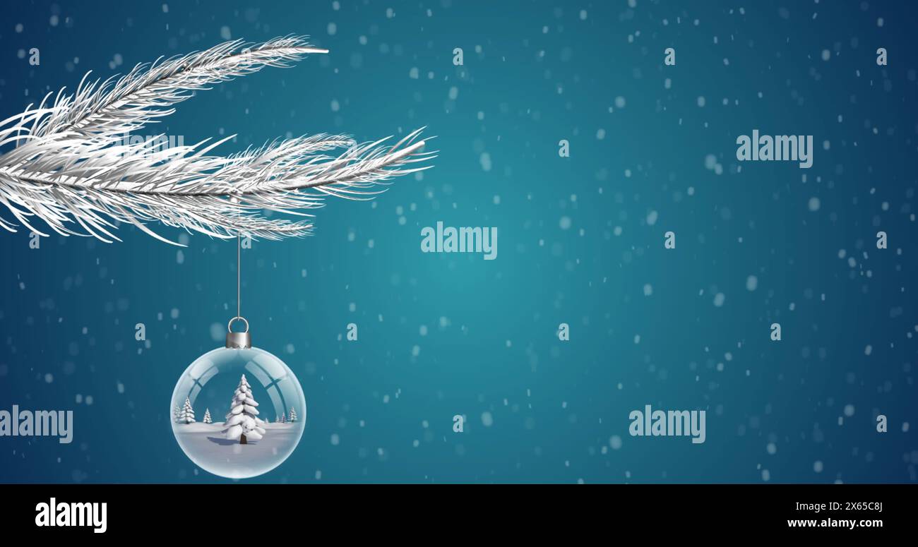 Immagine di icone di vetro sulla neve e bauble su sfondo blu Foto Stock