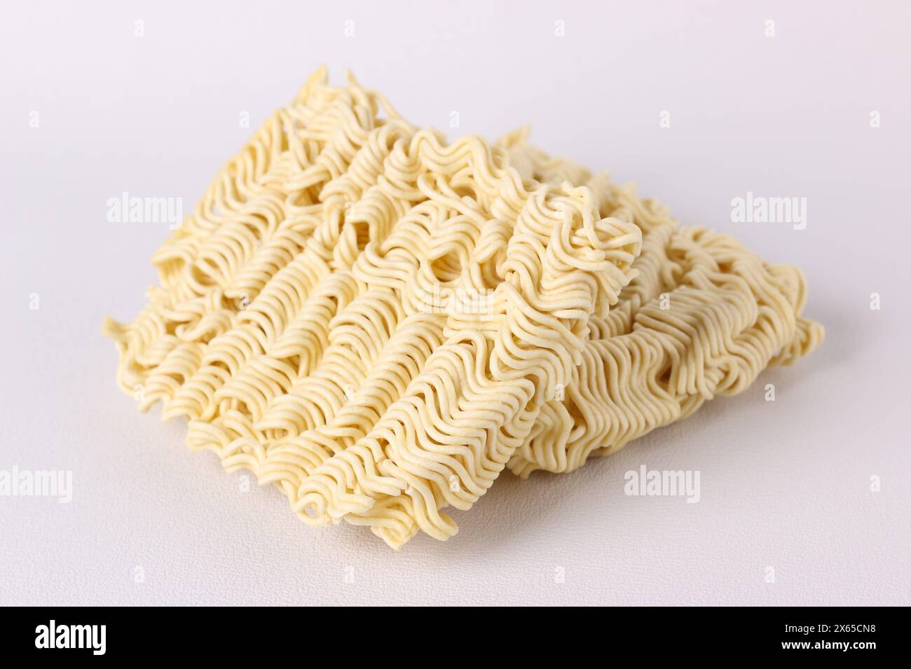 Chicchi di mais o mais essiccati su sfondo bianco con cucchiaio. Foto Stock