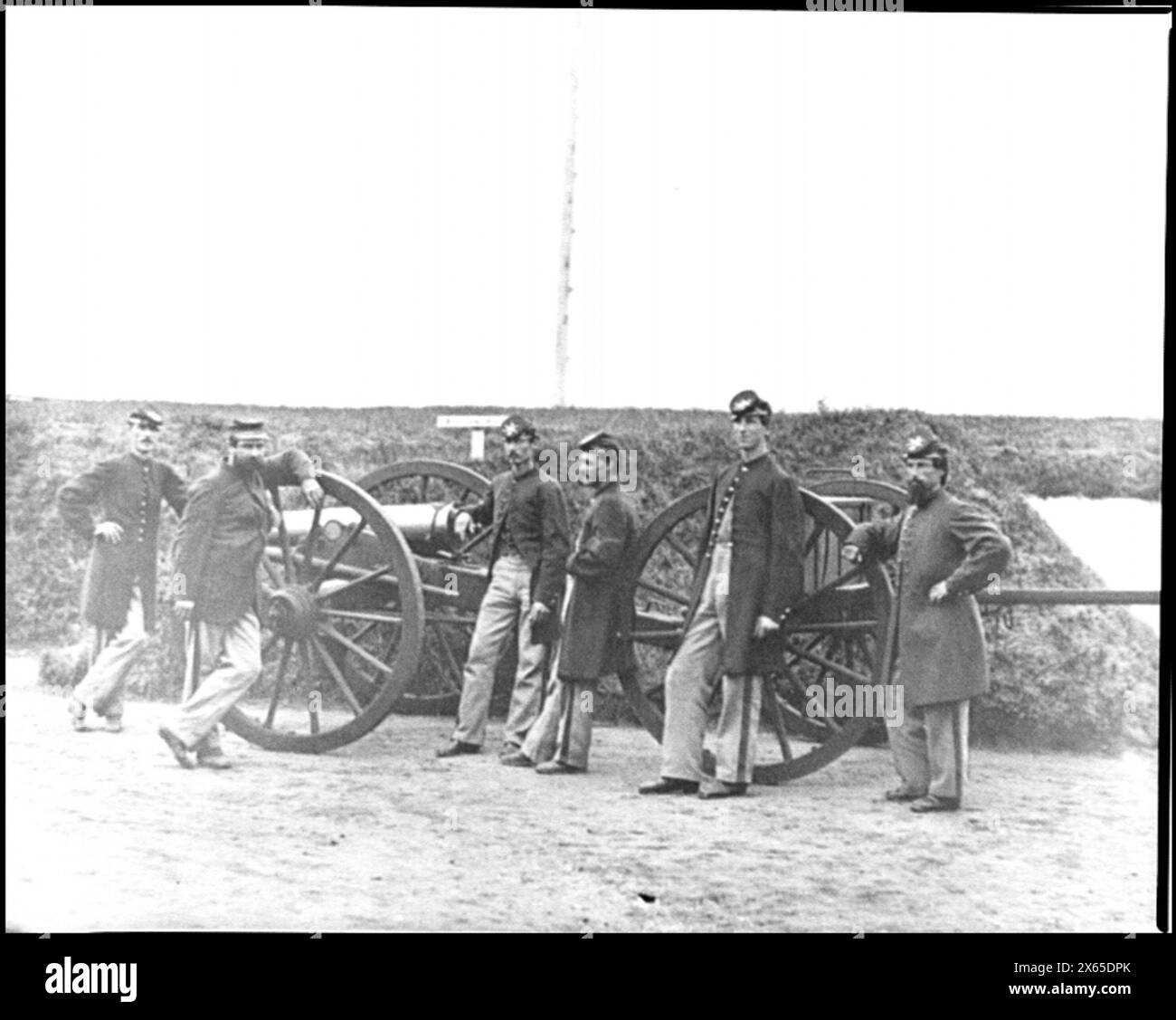 Distretto di Columbia. Sergenti di 3d Massachusetts Heavy Artillery, con cannone e caisson a Fort Totten, Civil War Photographs 1861-1865 Foto Stock