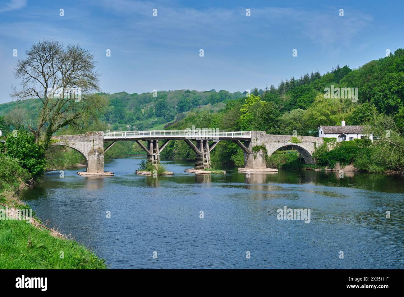 Il ponte a pedaggio a Whitney-on-Wye, oltre il fiume Wye, Whitney-0n-Wye, Herefordshire Foto Stock