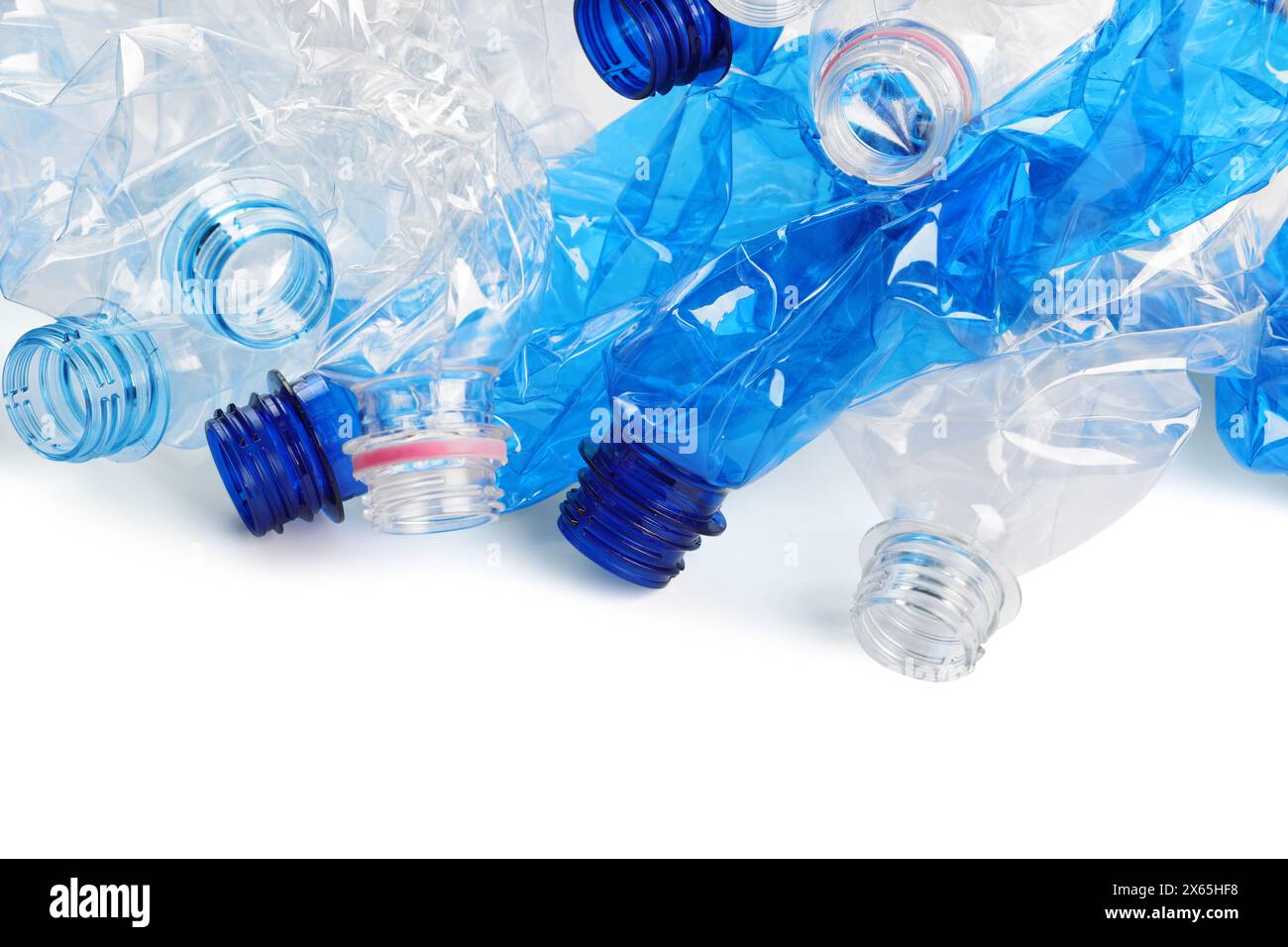 Bottiglie di plastica usa e getta sgualcite su sfondo bianco Foto Stock