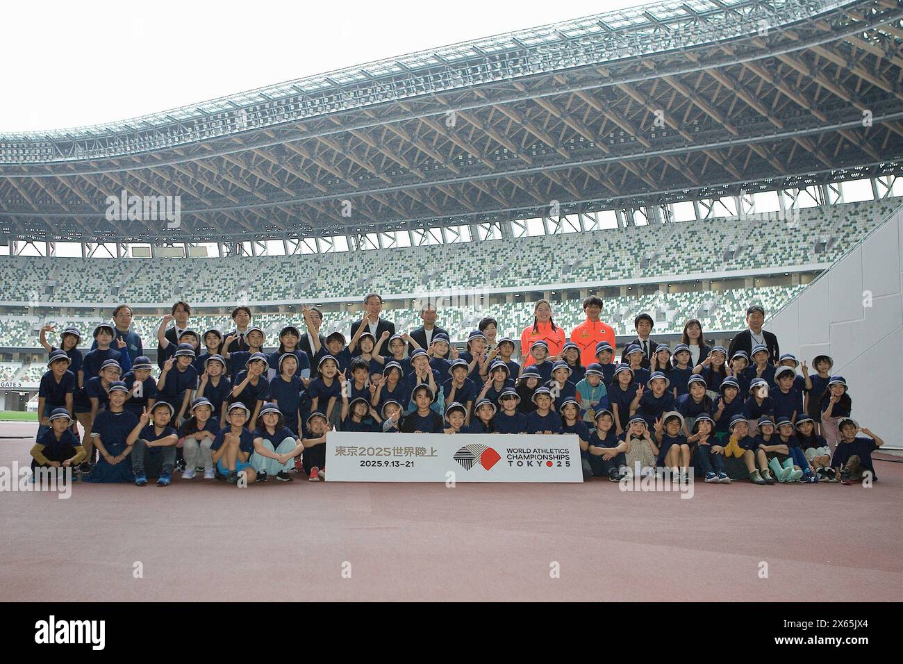 2024/05/13, Tokyo, foto di gruppo insieme ai bambini della quarta elementare Yotsuya No 6. Presentazione del logo per i Campionati mondiali di atletica leggera di Tokyo 25. Crediti: Michael Steinebach/AFLO/Alamy Live News Foto Stock
