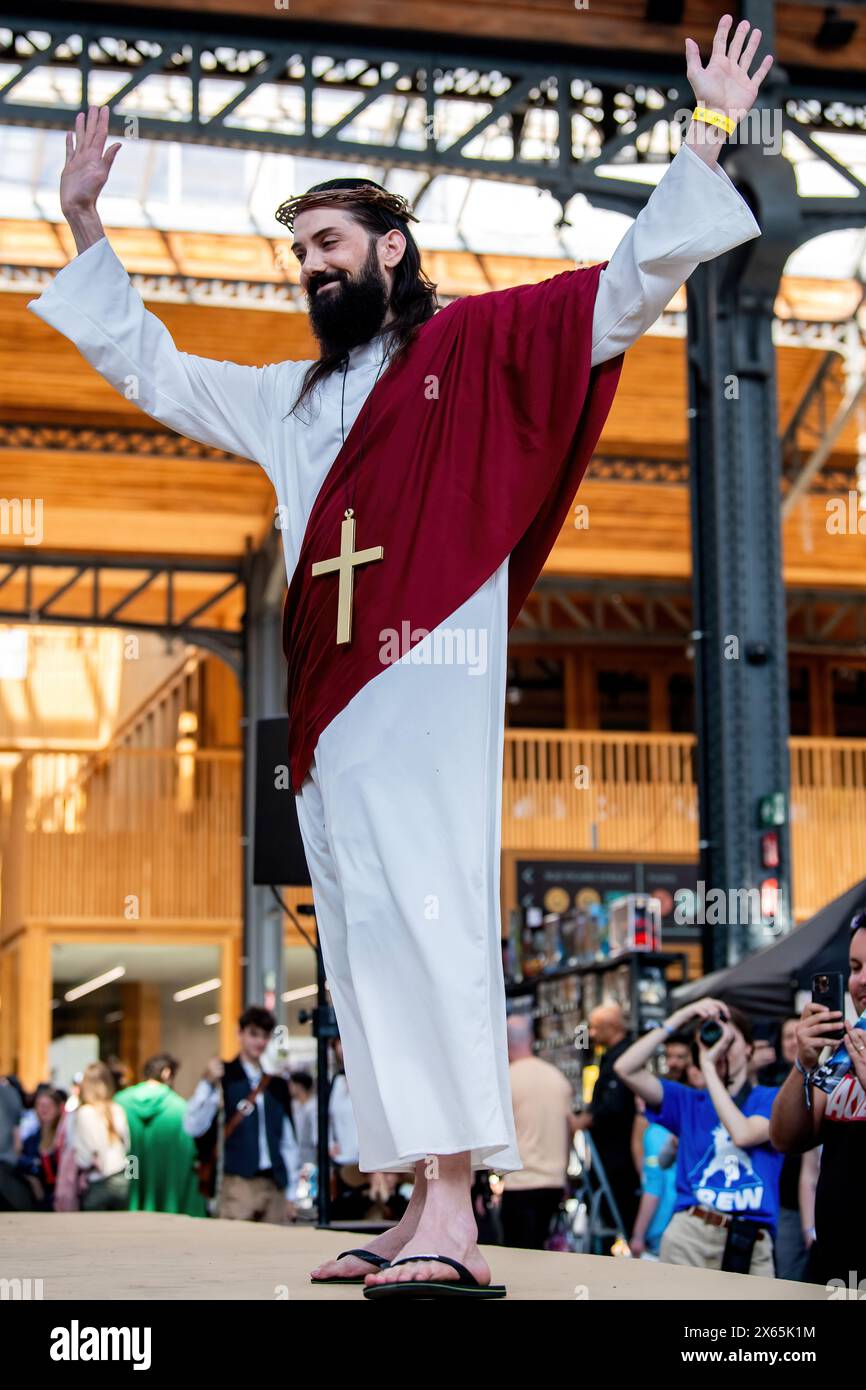 Un Cosplayer vestito da Gesù dalla Bibbia sulla pista del Comic con Bruxelles 2024. Gli appassionati di Cosplay e gli appassionati di fantasy e fantascienza sono stati accolti da una spettacolare dimostrazione di talento e nostalgia al Comic con Brussels 2024. L'evento ha accolto stimati attori di amate serie, tra cui Dominic Monaghan, Billy Boyd e Andy Serkis di "Lord of the Rings", Deep Roy e Noah Hathaway di "The Never Ending Story", e Edward Furlong di "Terminator 2". Tra le emozioni, i partecipanti hanno mostrato la loro creatività attraverso costumi elaborati, rendendo omaggio ai loro personaggi preferiti. F Foto Stock Un Cosplayer vestito da Gesù dalla Bibbia sulla pista del Comic con Bruxelles 2024. Gli appassionati di Cosplay e gli appassionati di fantasy e fantascienza sono stati accolti da una spettacolare dimostrazione di talento e nostalgia al Comic con Brussels 2024. L'evento ha accolto stimati attori di amate serie, tra cui Dominic Monaghan, Billy Boyd e Andy Serkis di "Lord of the Rings", Deep Roy e Noah Hathaway di "The Never Ending Story", e Edward Furlong di "Terminator 2". Tra le emozioni, i partecipanti hanno mostrato la loro creatività attraverso costumi elaborati, rendendo omaggio ai loro personaggi preferiti. F Foto Stock