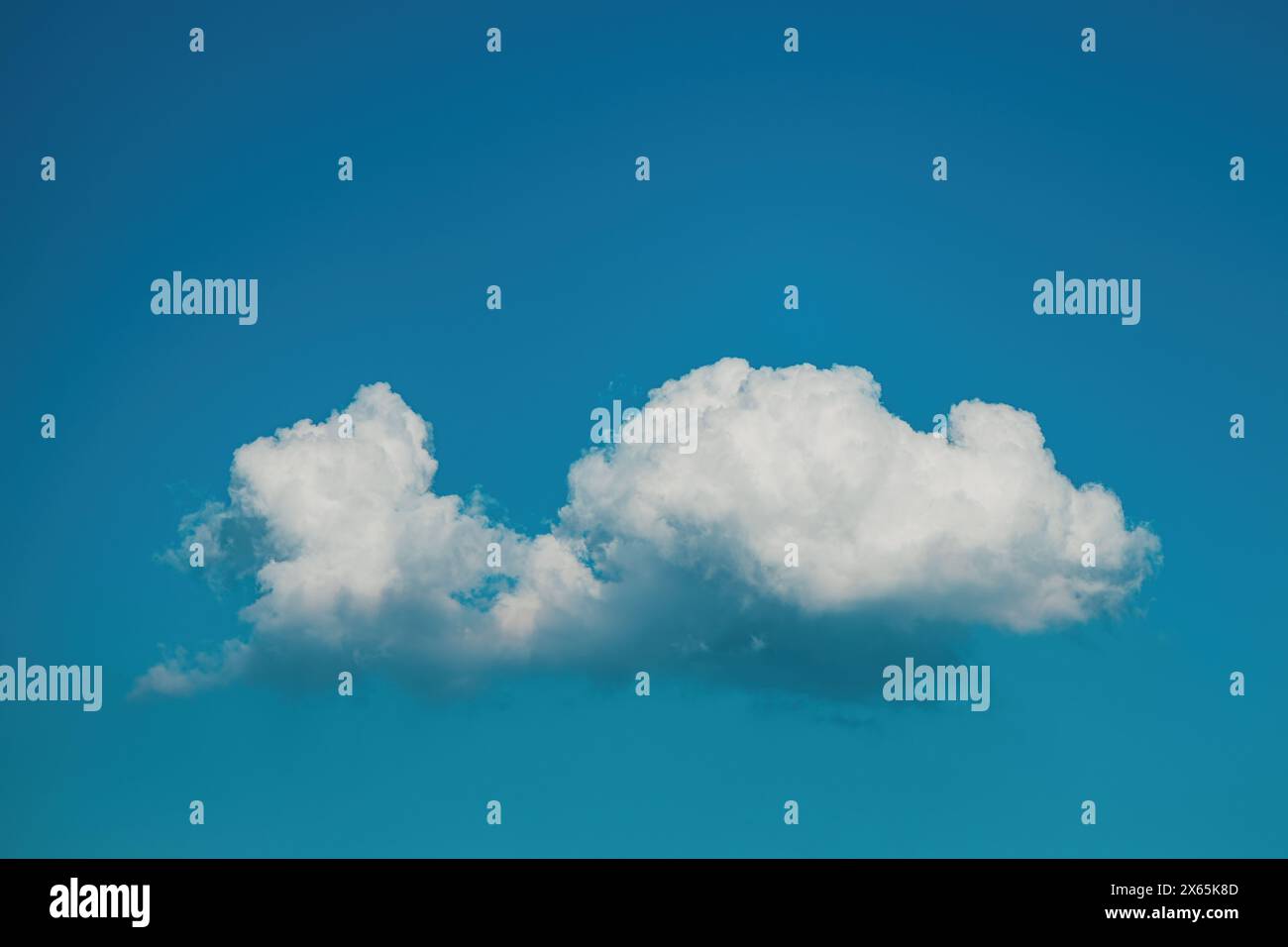 Splendida nuvola bianca su un cielo blu, spazio per le copie incluso Foto Stock