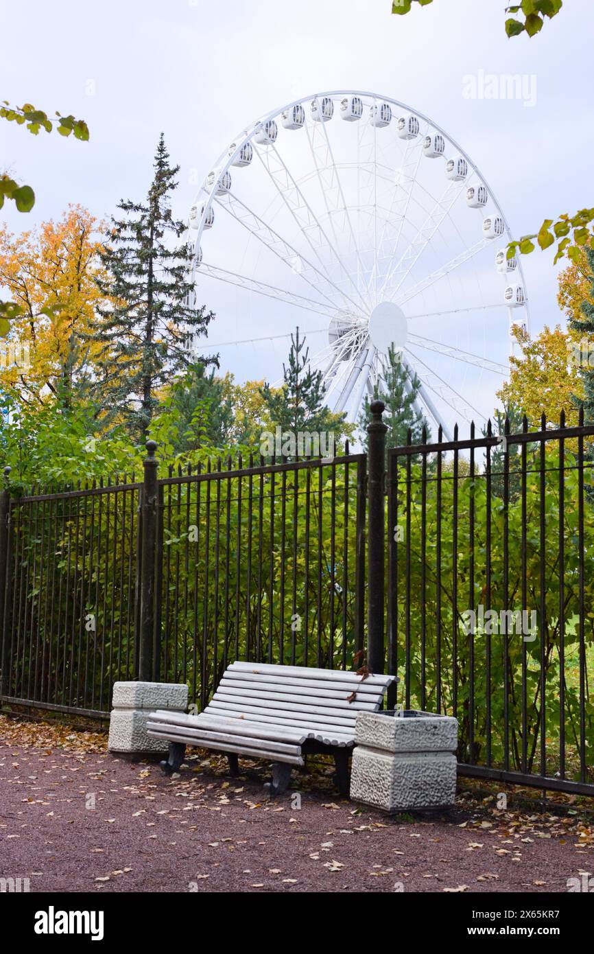 Un grande tuffo nel parco divertimenti in autunno. Parco delle attrazioni 'Divo Island' sull'isola di Krestovsky a San Pietroburgo, Russia Foto Stock
