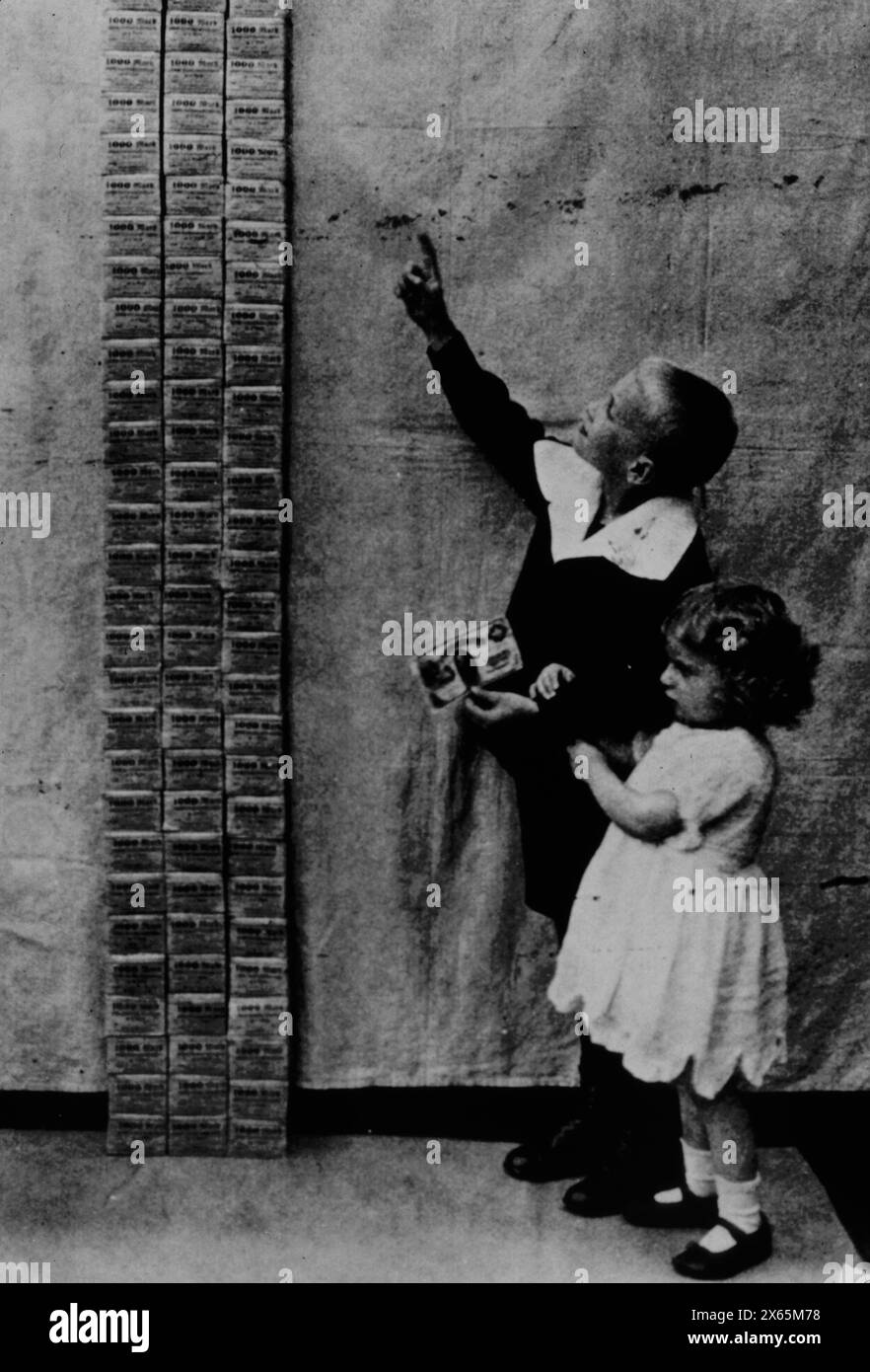 Bambini che mostrano l'inflazione post-bellica in Germania, 1923 Foto Stock