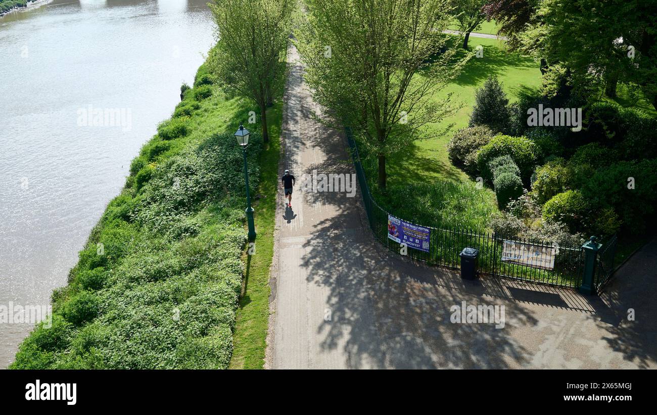 Corre lungo le rive del fiume ribble ad Avenham Park, Prestron, Regno Unito Foto Stock Corre lungo le rive del fiume ribble ad Avenham Park, Prestron, Regno Unito Foto Stock