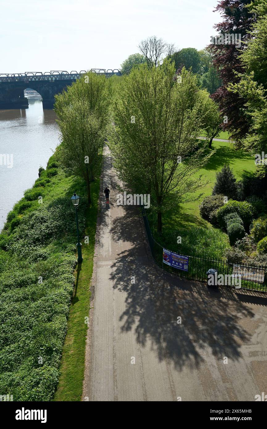 Corre lungo le rive del fiume ribble ad Avenham Park, Prestron, Regno Unito Foto Stock Corre lungo le rive del fiume ribble ad Avenham Park, Prestron, Regno Unito Foto Stock