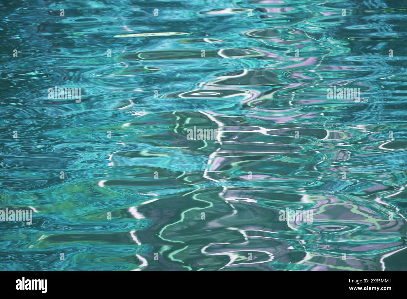 Pop art surreale gradiente blu turchese superficie dell'acqua alla luce del sole Foto Stock