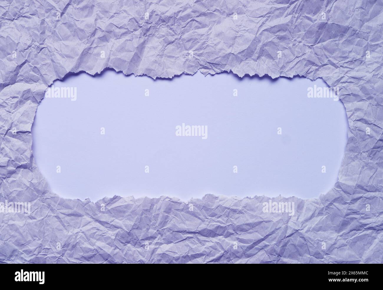 Cornice di carta lilla pallida strappata con spazio di copia azzurro Foto Stock