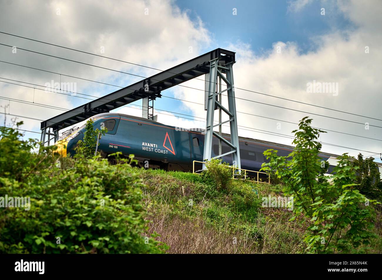 Il treno Avanti West Coast attraversa Preston, Regno Unito Foto Stock