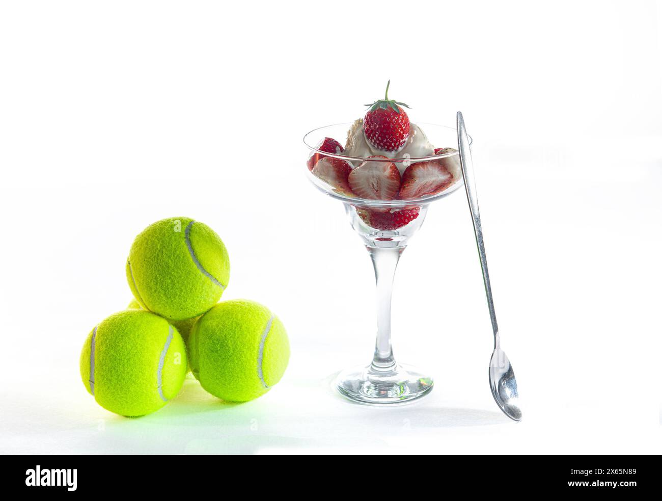 Fragole e panna isolate su sfondo bianco. Foto Stock