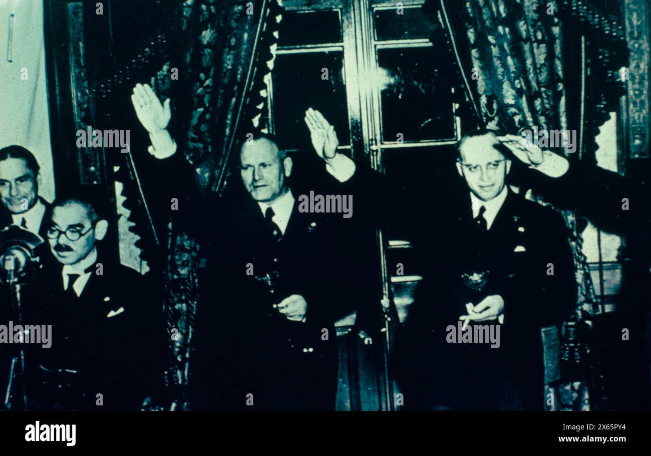 Il giapponese Yosuke Matsuoka, l'italiano Mario Indelli e il tedesco Heinrich Stahmer celebrano la firma del Patto tripartito, Tokyo Giappone, 1940 Foto Stock