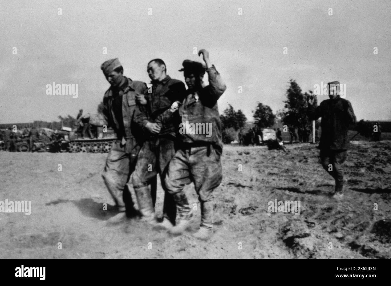 Soldati russi prigionieri di guerra catturati dai tedeschi durante la seconda guerra mondiale, 1941 Foto Stock