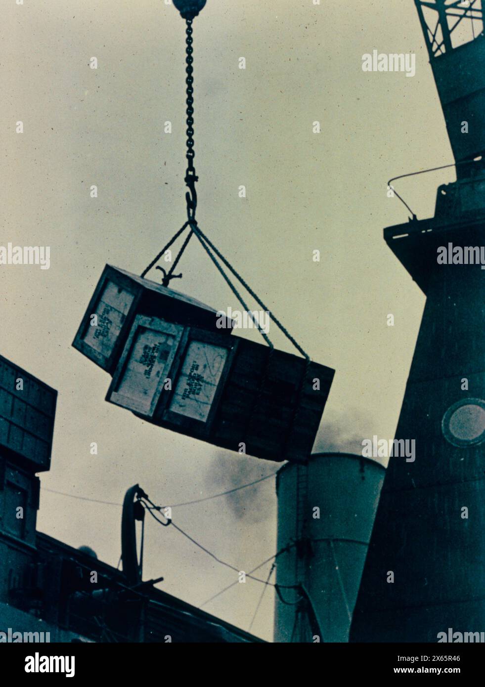 Scatole scaricate da una nave, Regno Unito 1940 Foto Stock