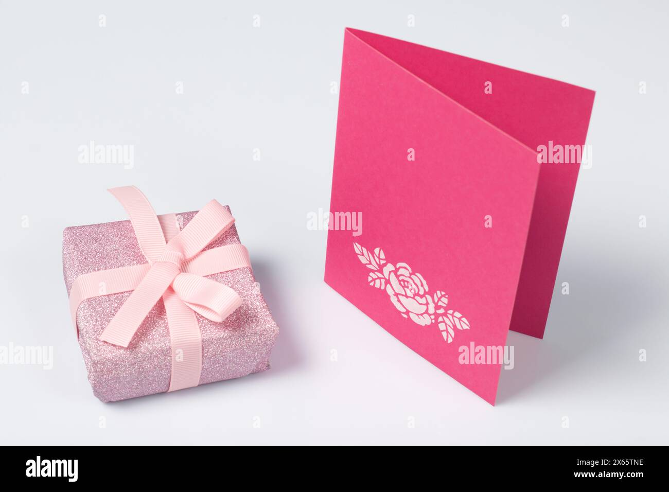 Biglietto d'auguri fatto a mano. Quasi un regalo in carta da imballaggio, legato con un nastro. Regalo originale. Foto Stock