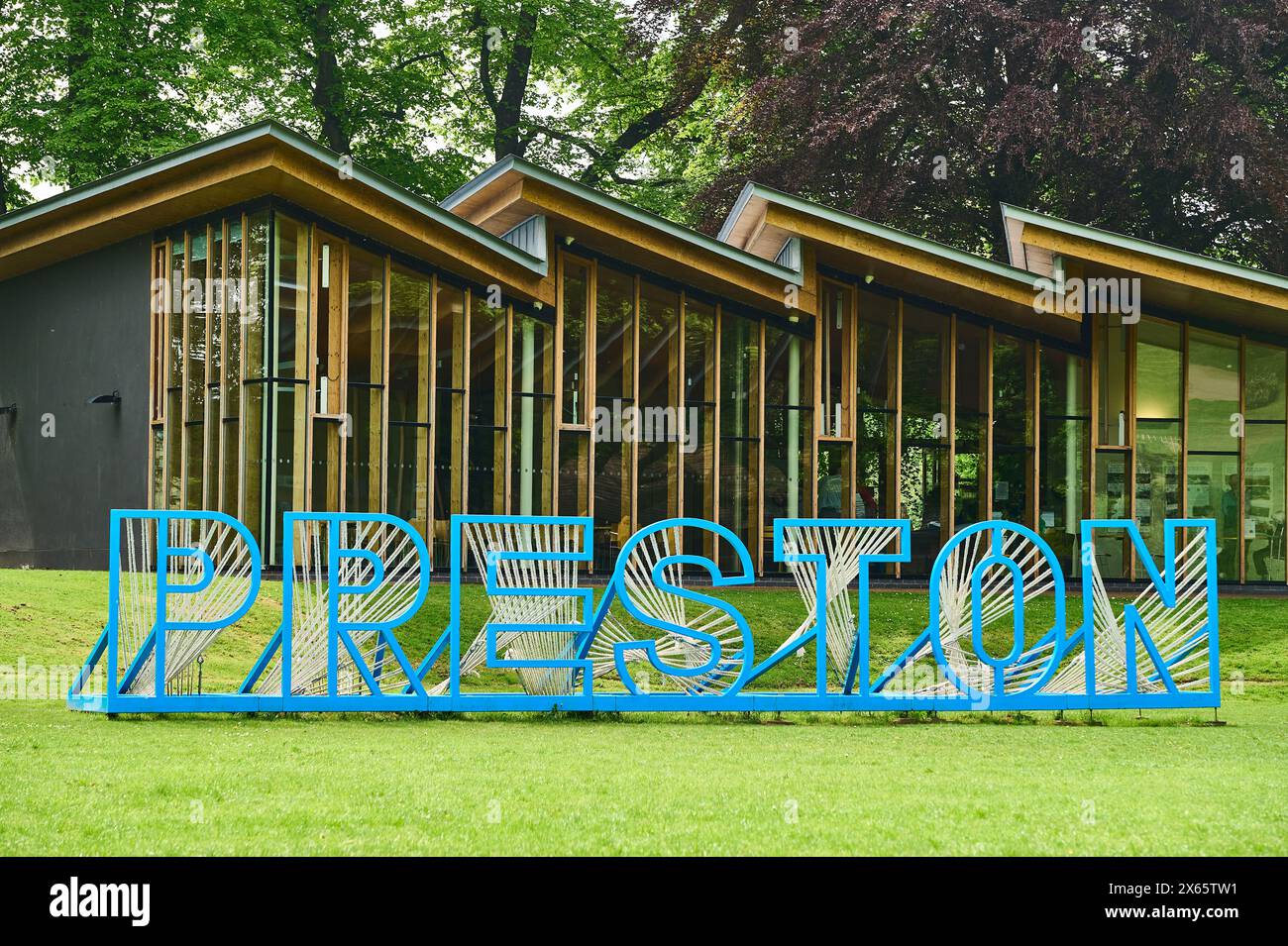 Nuovo cartello realizzato in acciaio e verniciato di blu con corda intrecciata per simboleggiare l'industria tessile e del cotone di Preston Foto Stock