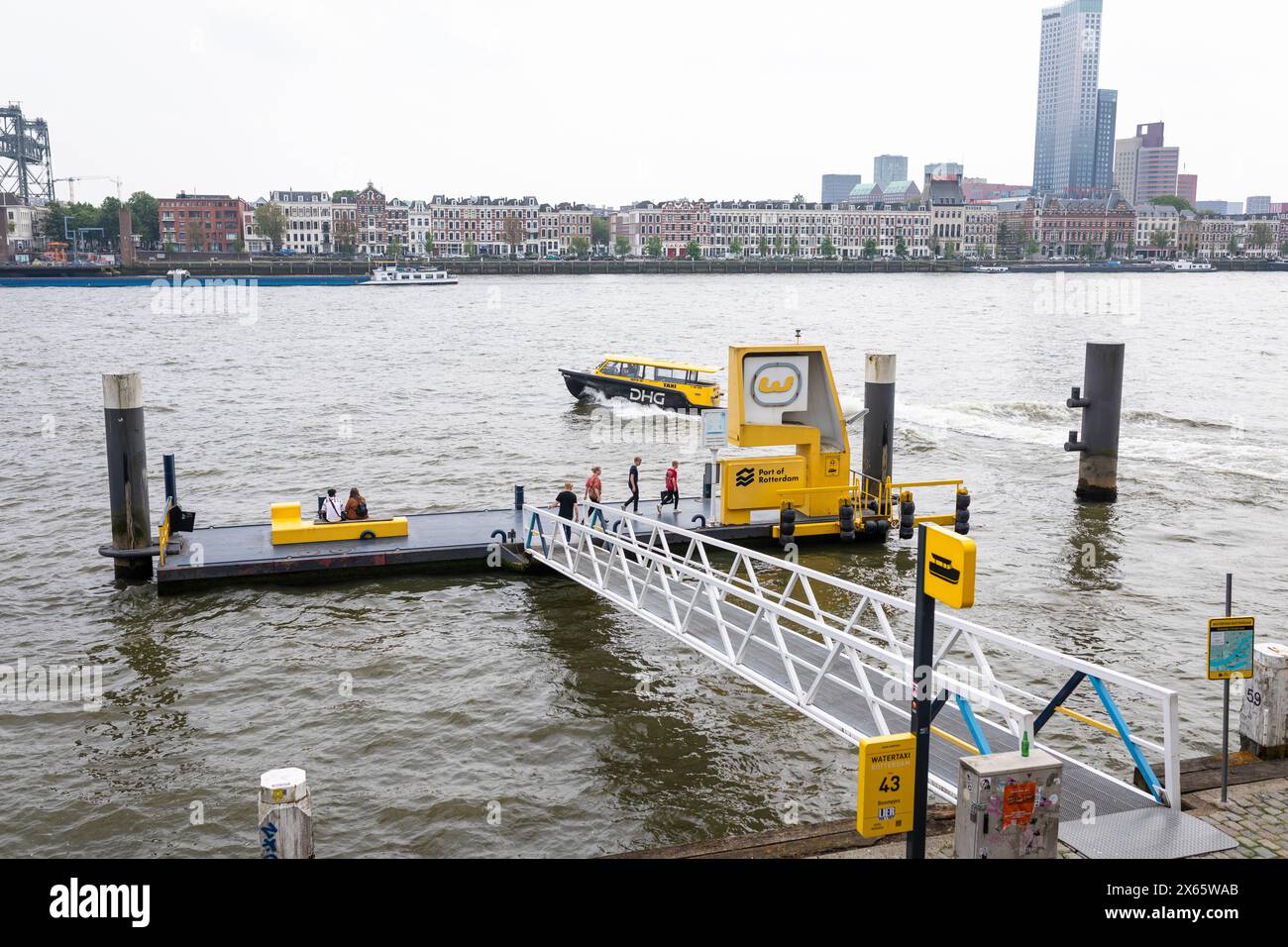 Taxi d'acqua che lascia un pontile nel porto di Rotterdam, trasporto pubblico sul fiume Mosa, Paesi Bassi Foto Stock