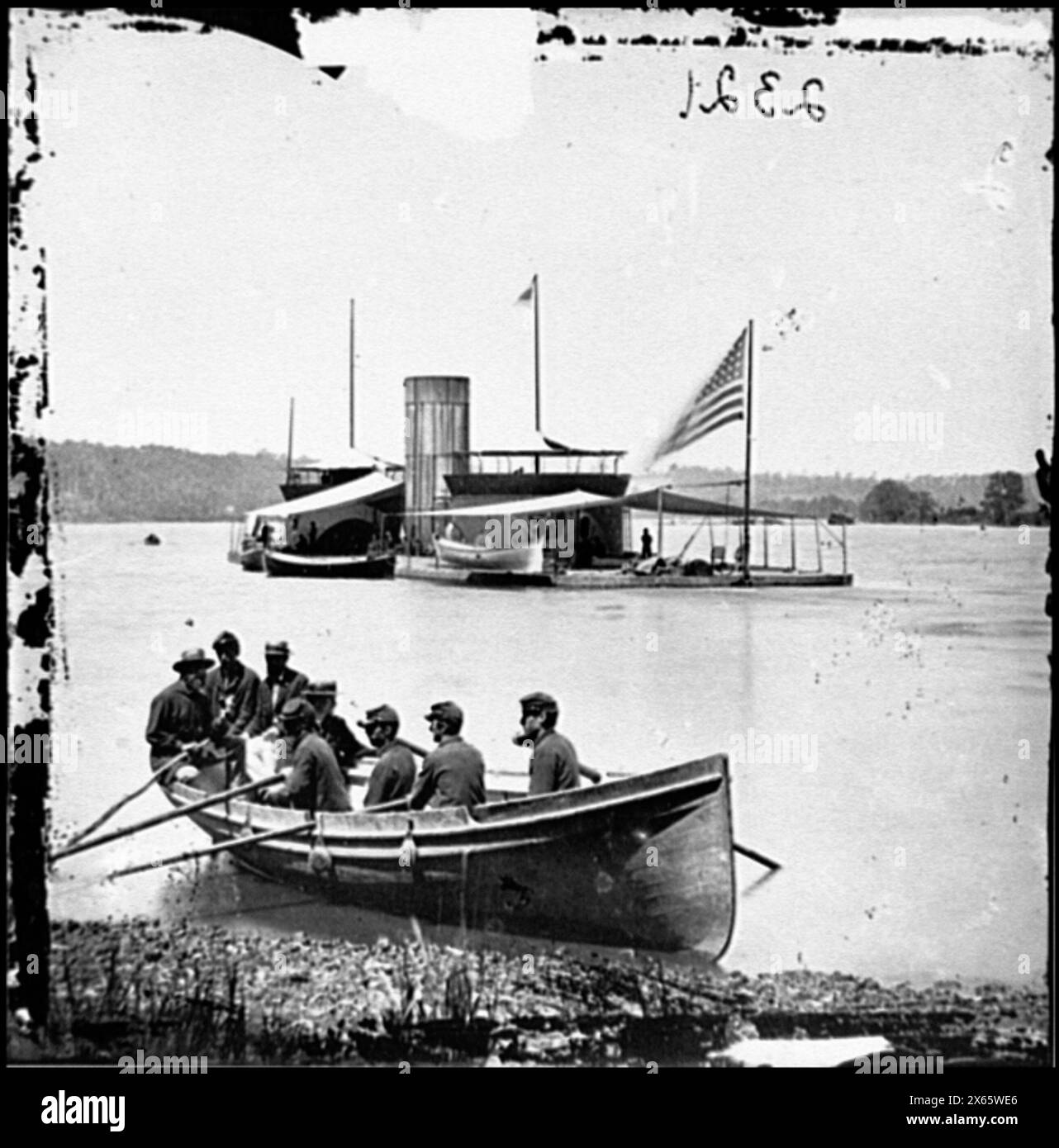James River, Virginia Monitora U.S.S. Onondaga; soldati in barca a remi in primo piano, fotografie della Guerra civile 1861-1865 Foto Stock