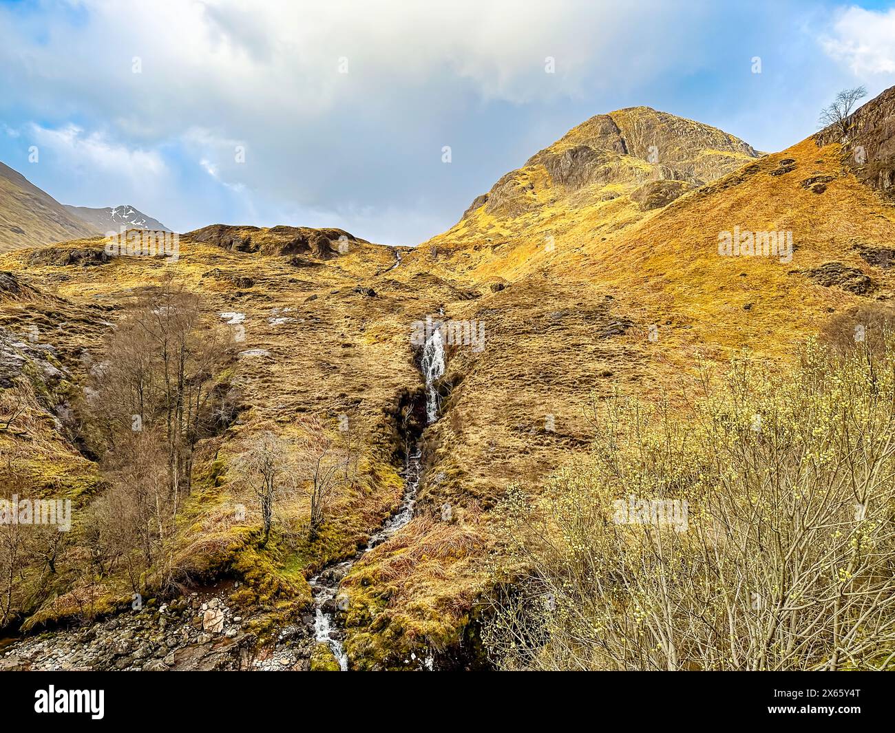 Le montagne di Glencoe con una cascata Foto Stock