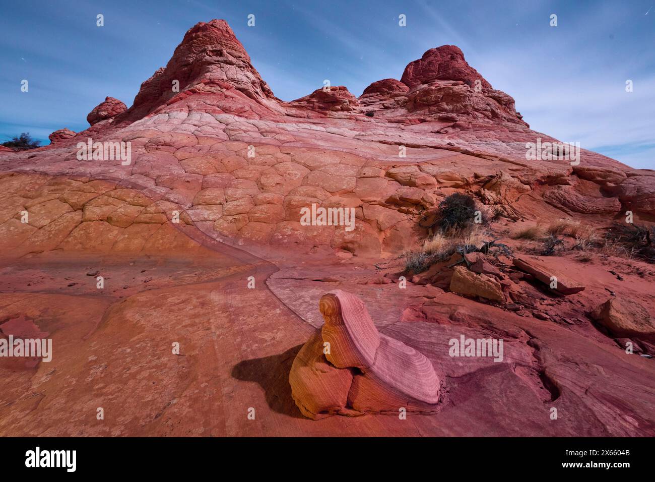 Una roccia ha una formazione turbolenta, una formazione davvero unica nel Foto Stock