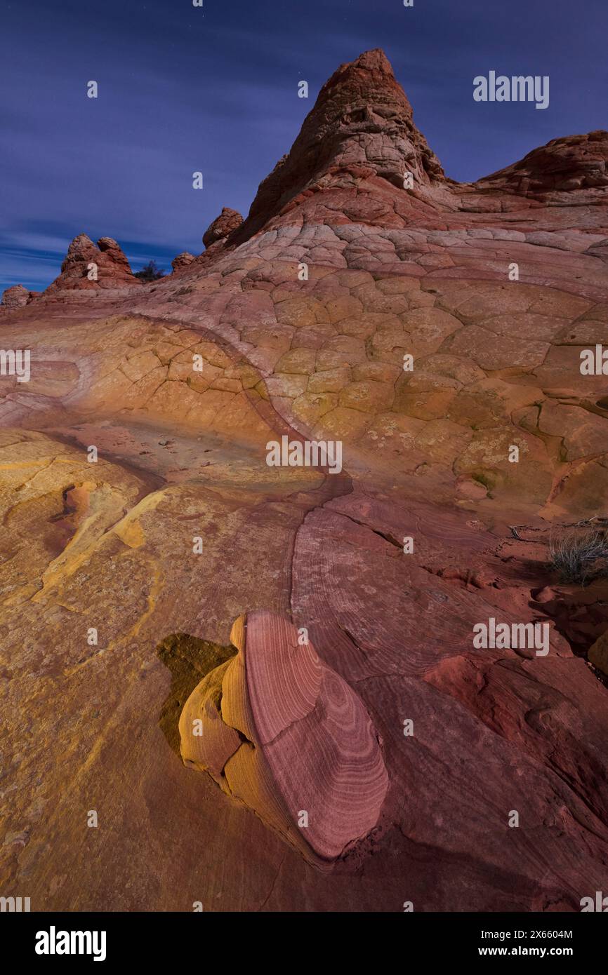 Una roccia ha una formazione turbolenta, una formazione davvero unica nel Foto Stock