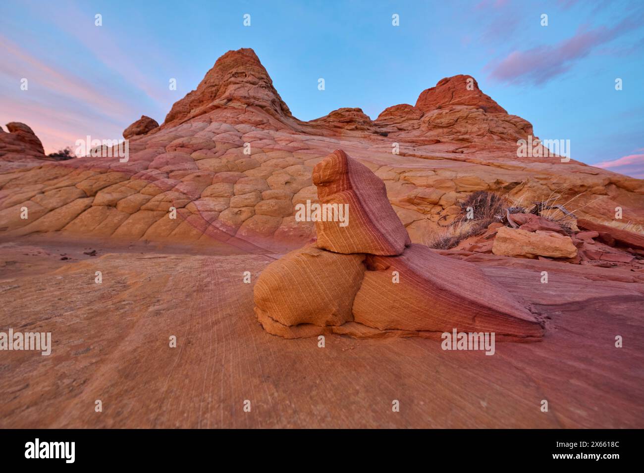 Una roccia ha una formazione turbolenta, una formazione davvero unica nel Foto Stock