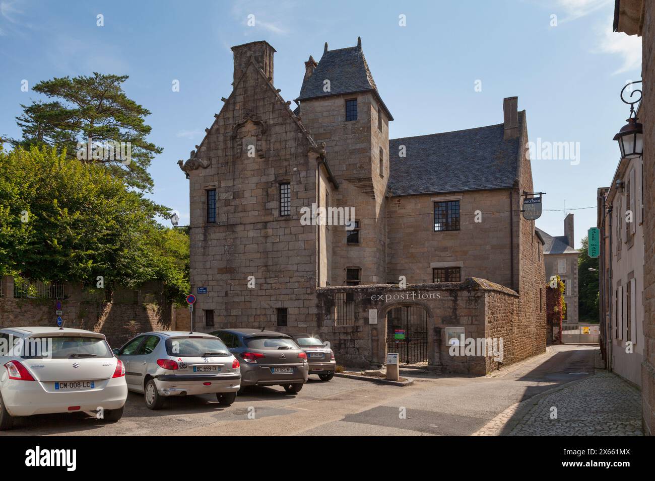 Saint-Pol-de-Léon, Francia - 22 luglio 2021: La casa prebendale in Place du Petit-Cloître, nota anche come Richardine. La casa fu costruita intorno al 1530 Foto Stock