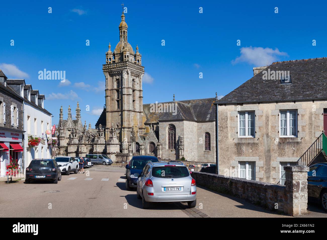 Saint-Thégonnec, Francia - agosto 28 2021: La Parrocchia di Saint-Thégonnec (Enclos paroissial) è una parrocchia vicina che comprende la chiesa parrocchiale di N Foto Stock