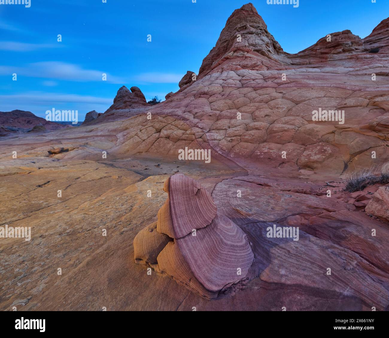 Una roccia ha una formazione turbolenta, una formazione davvero unica nel Foto Stock