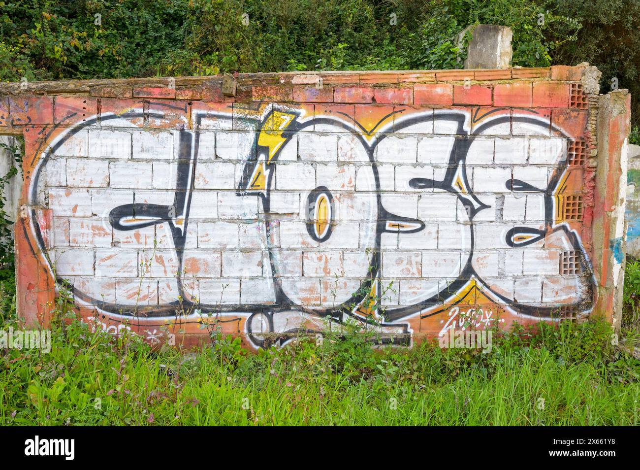 Graffi colorati su vecchi edifici abbandonati sulla spiaggia, Alentejo, Portogallo. Foto Stock